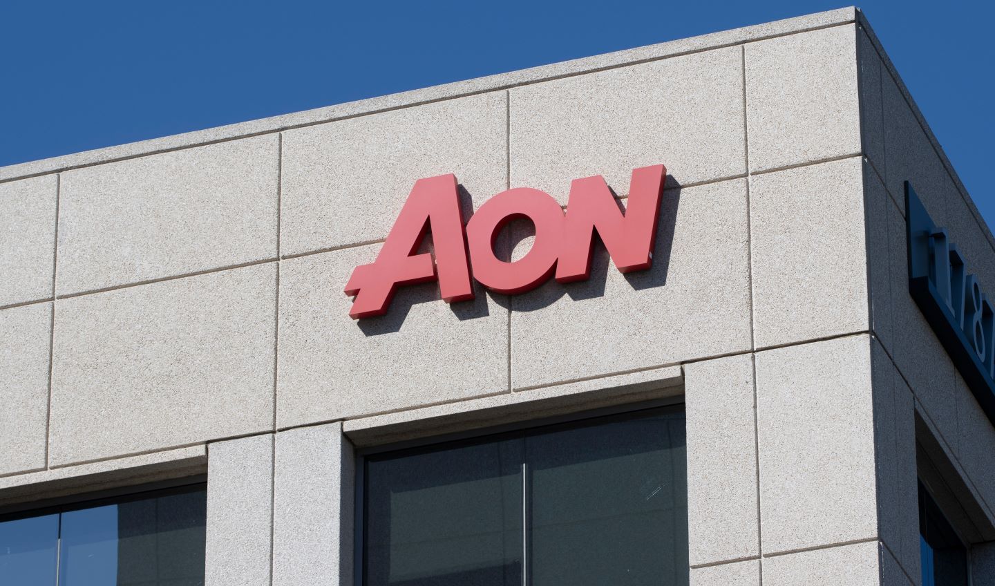 Aon Hisseleri, Gelir Sapmasına Rağmen Güçlü Kârlılıkla Yükseldi